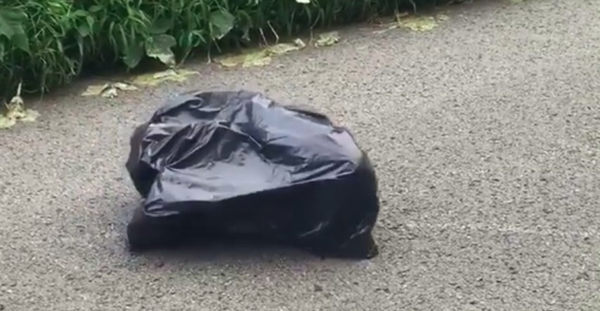 Tužan prizor: Preslatkog psića zavezali u vreću od smeća i ostavili pored ceste