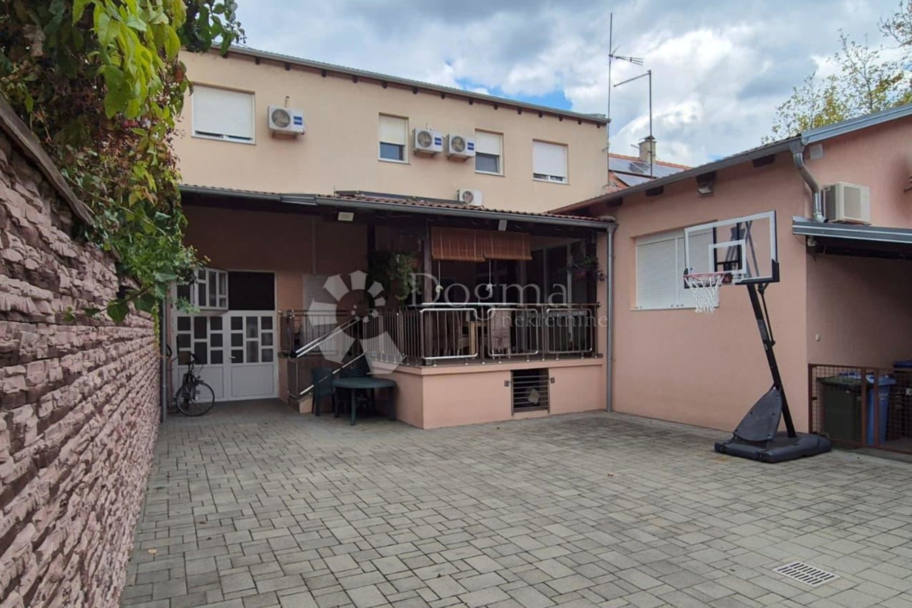 Prodaje se adaptirani dvoetažni stan na Pantovčaku za 240.000 €