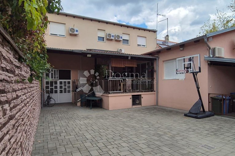 Prodaje se adaptirani dvoetažni stan na Pantovčaku za 240.000 €