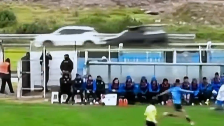 VIDEO Viralna snimka iz Urugvaja. Ispucana lopta izazvala prometnu nesreću