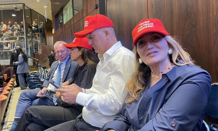 Pogledajte kape koje dijele u izraelskom parlamentu uoči Trumpova govora