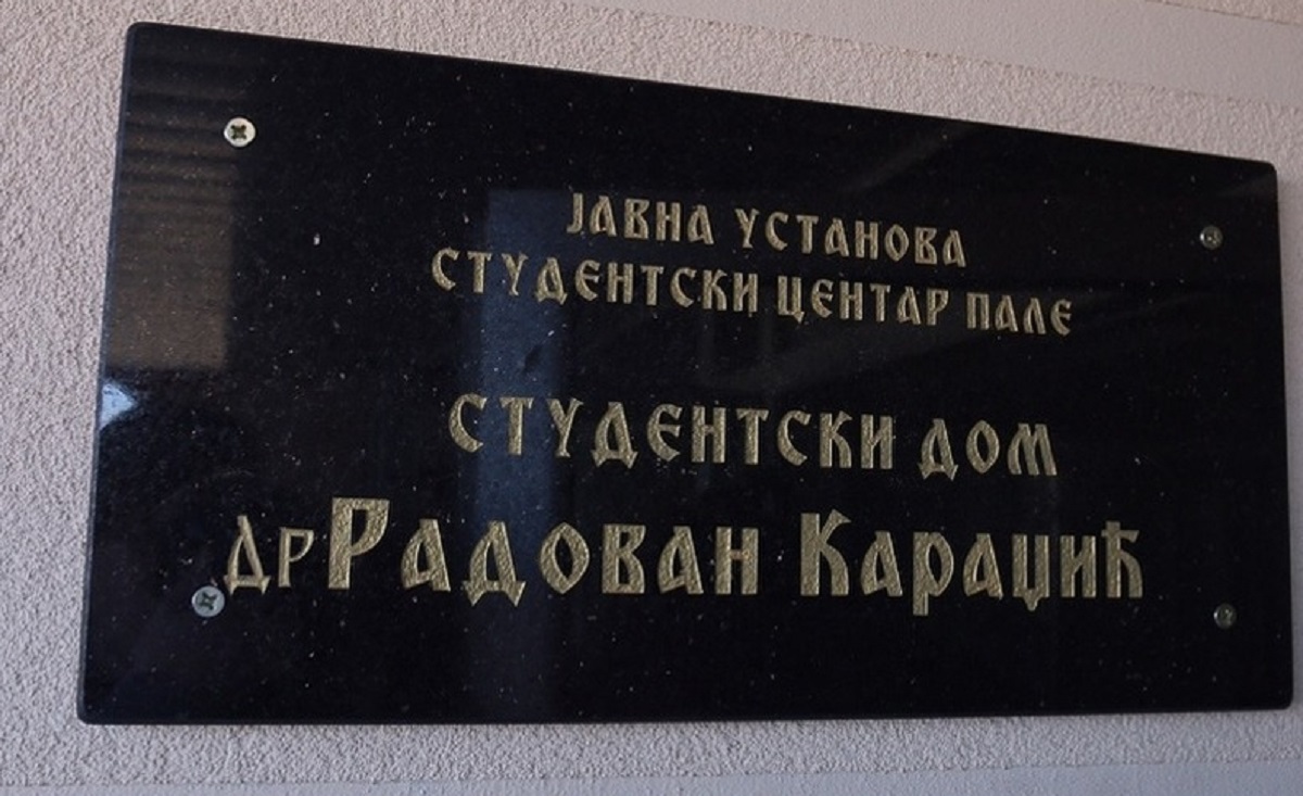 U BiH skandal zbog ploče s imenom zločinca Karadžića na studentskom domu. Evo detalja