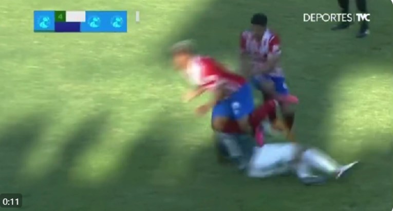 VIDEO Brutalnim startom pomeo dvojicu budućih suigrača za direktni crveni karton