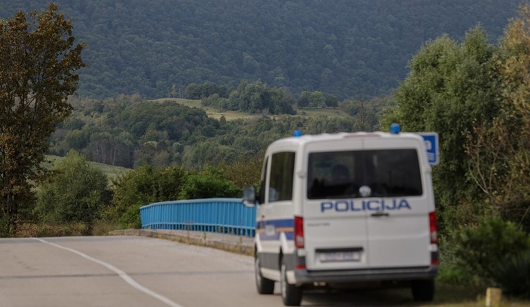 Krijumčari migranata bježali od karlovačke policije pa skrivili 3 prometne nesreće
