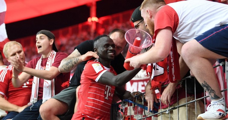 Pogledajte kako se Sadio Mane penje na ogradu i s megafonom vodi navijanje