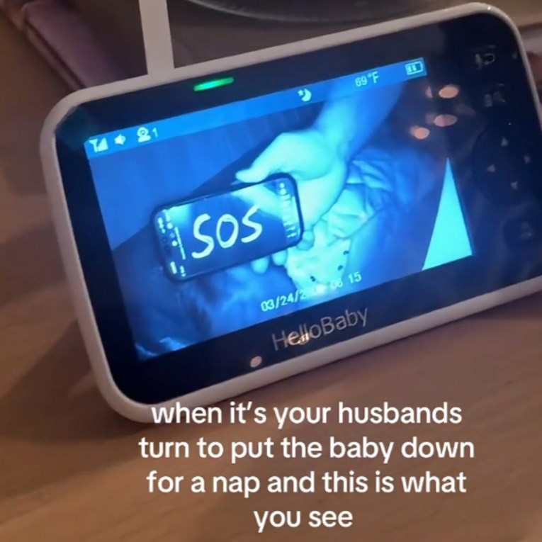 Otac uspavljivao bebu pa postao hit zbog onog što je poslao ženi