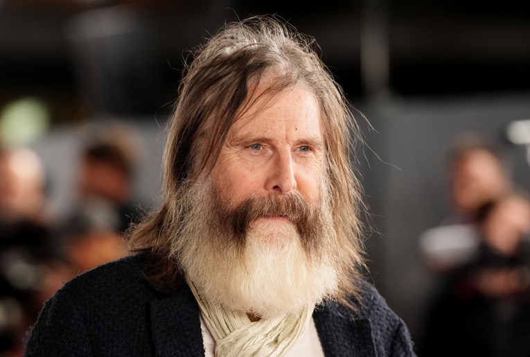 Slavni glumac iznenadio izgledom na crvenom tepihu, pustio je kosu i sijedu bradu