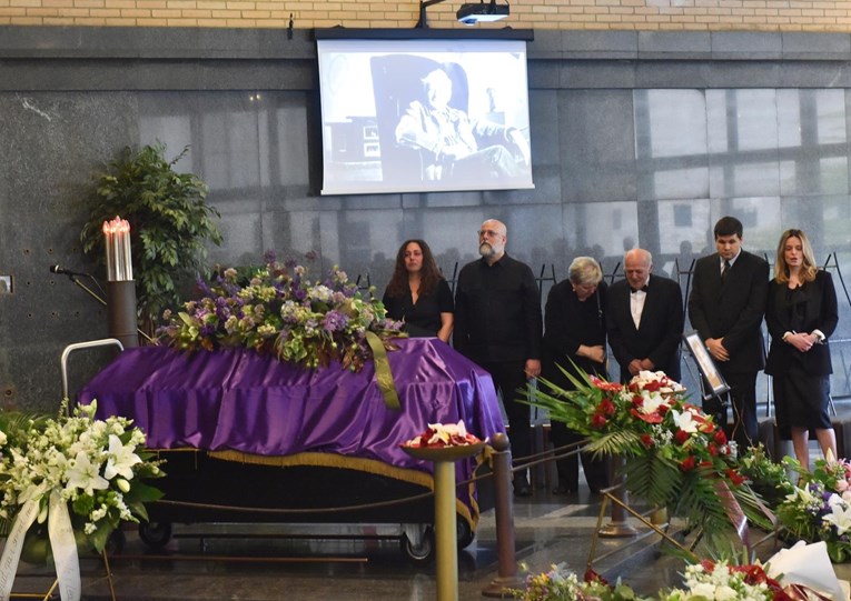 VIDEO Na zagrebačkom Krematoriju obitelj i prijatelji oprostili se od Duška Valentića