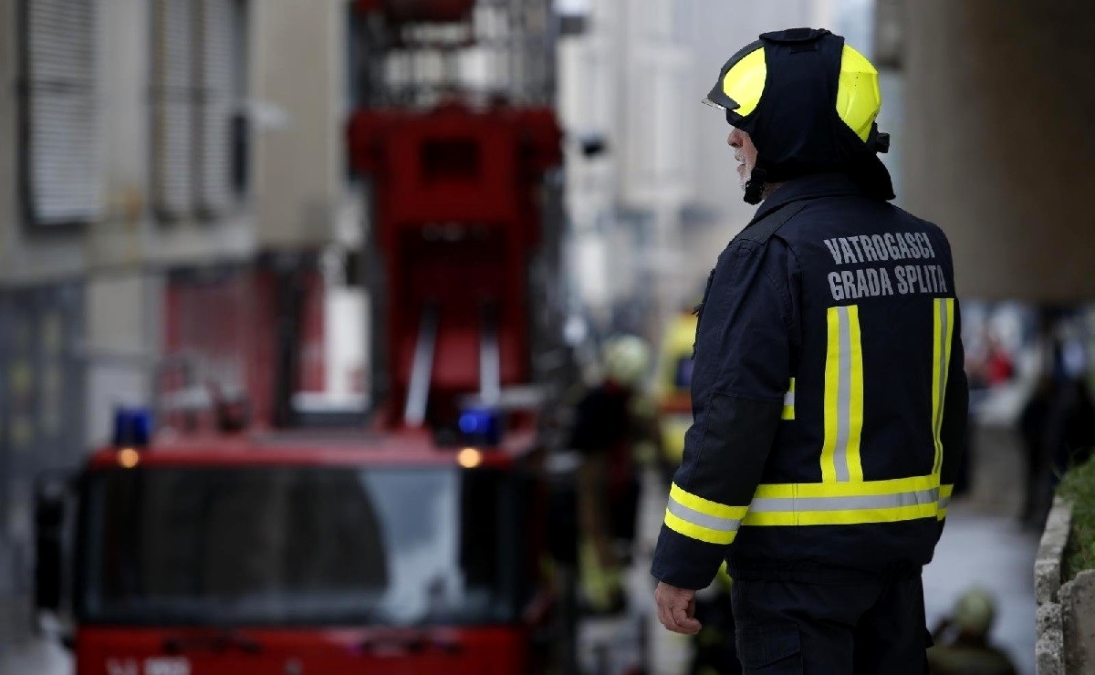Izgorio kontejner u Splitu, vatra zahvatila i auto u blizini
