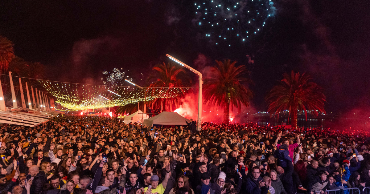 FOTO Splićani uz Dubiozu kolektiv i vatromet dočekali 2025. godinu na prepunoj Rivi
