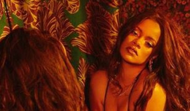 Rihanna se sagnula ispred ogledala, fotka već dobila 3,5 milijuna lajkova