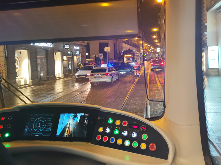 Prometna u zagrebačkoj Ilici. "Audi je lupio tramvaj koji je izletio s tračnica"