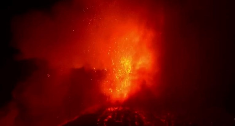 VIDEO Eruptirala Etna. Tamna prašina prekrila kuće i ulice oko Catanije