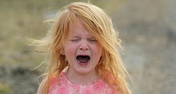 Dijete ima izljev bijesa? Upotrijebite ovih sedam koraka da mu pomognete da se smiri