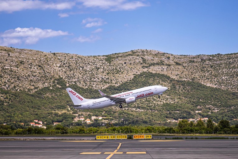 Avioni zbog bure ne mogu sletjeti u Dubrovnik. Preusmjeravaju se u druge gradove