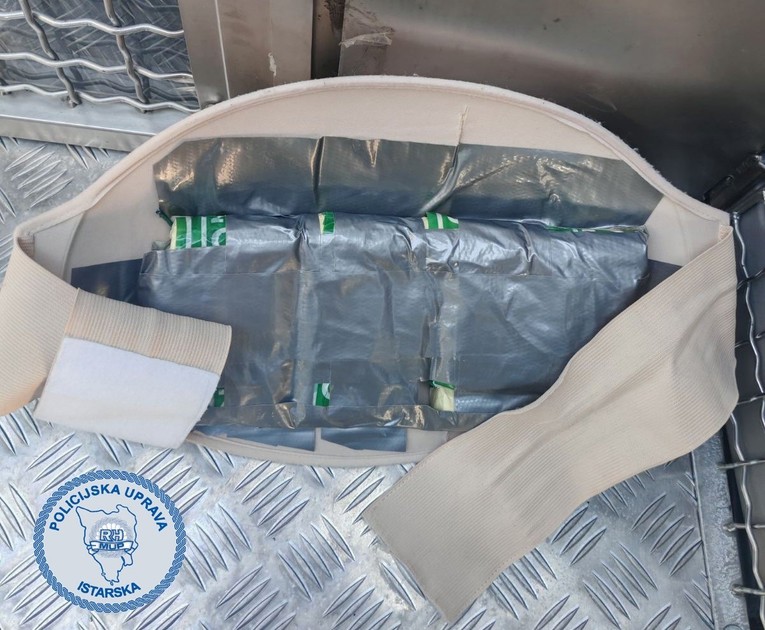 FOTO Navijač sakrio 17 baklji u lažnom trudničkom trbuhu na utakmici u Puli