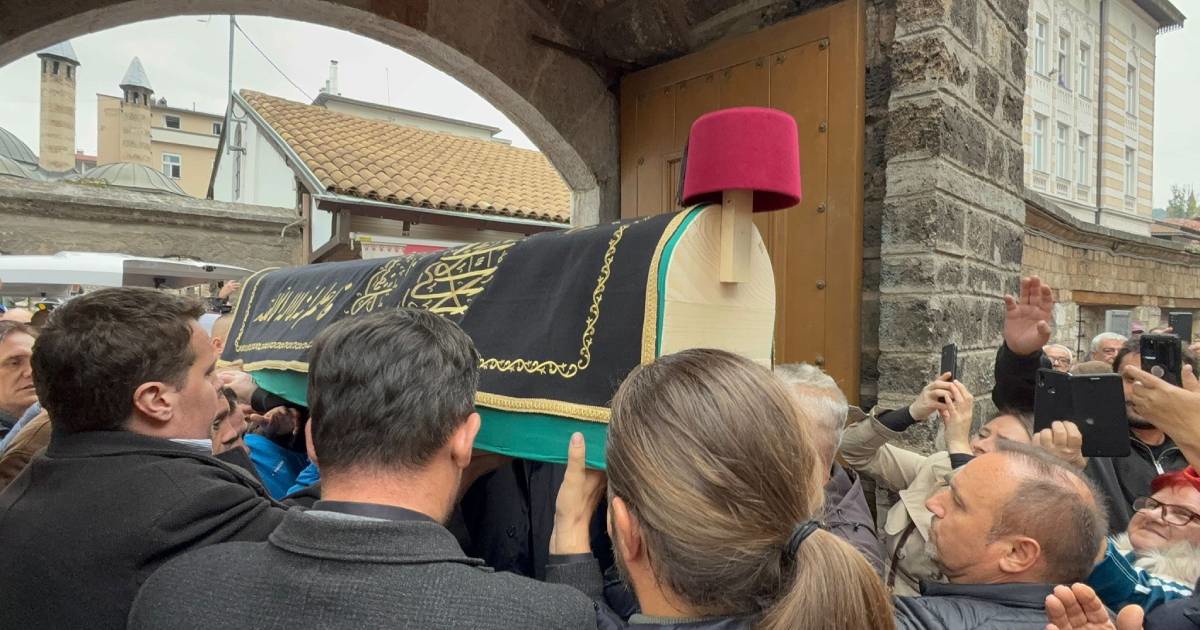 Lijes Halida Bešlića u džamiju stigao s tradicionalnim bosanskim fesom