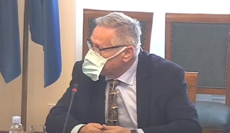 VIDEO Tip na Odboru za zdravstvo masku nosi ovako. Hoće li ga kazniti?