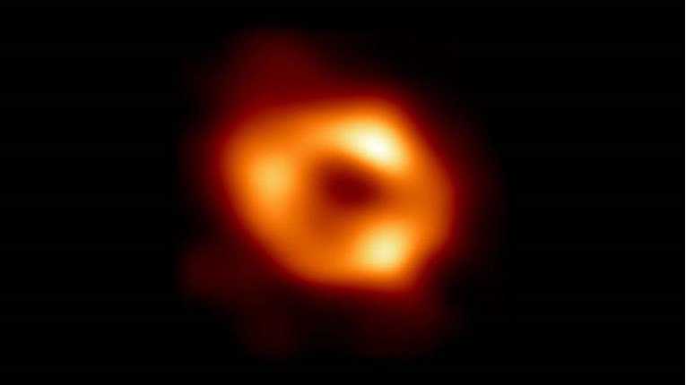 Crna rupa u središtu naše galaksije se tako brzo vrti da povlači prostor i vrijeme? 