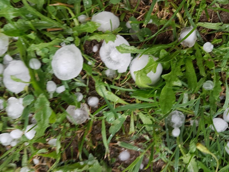 UPALJEN ALARM Skoro cijeloj zemlji prijete oluje, u Zagrebu pala tuča, potop u Koprivnici