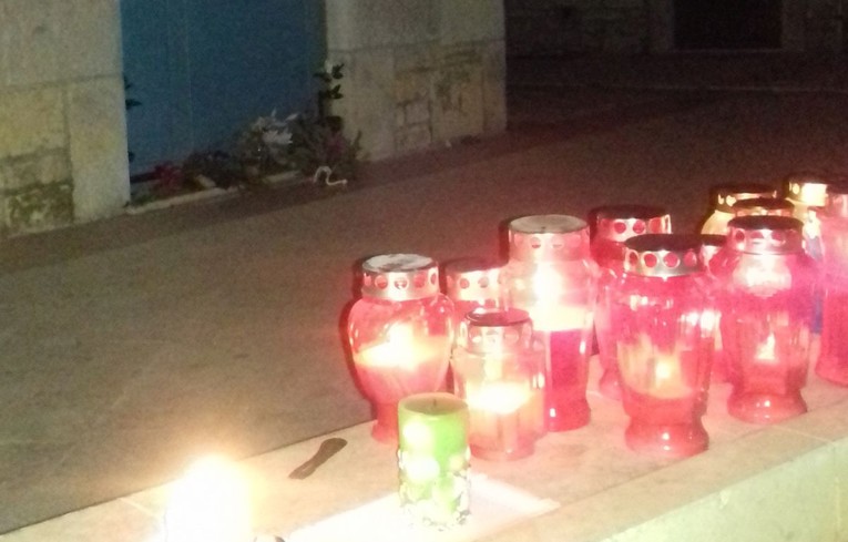 "Vela Luka je opiturana u crno": Ispred Oliverove kuće su svijeće i cvijeće