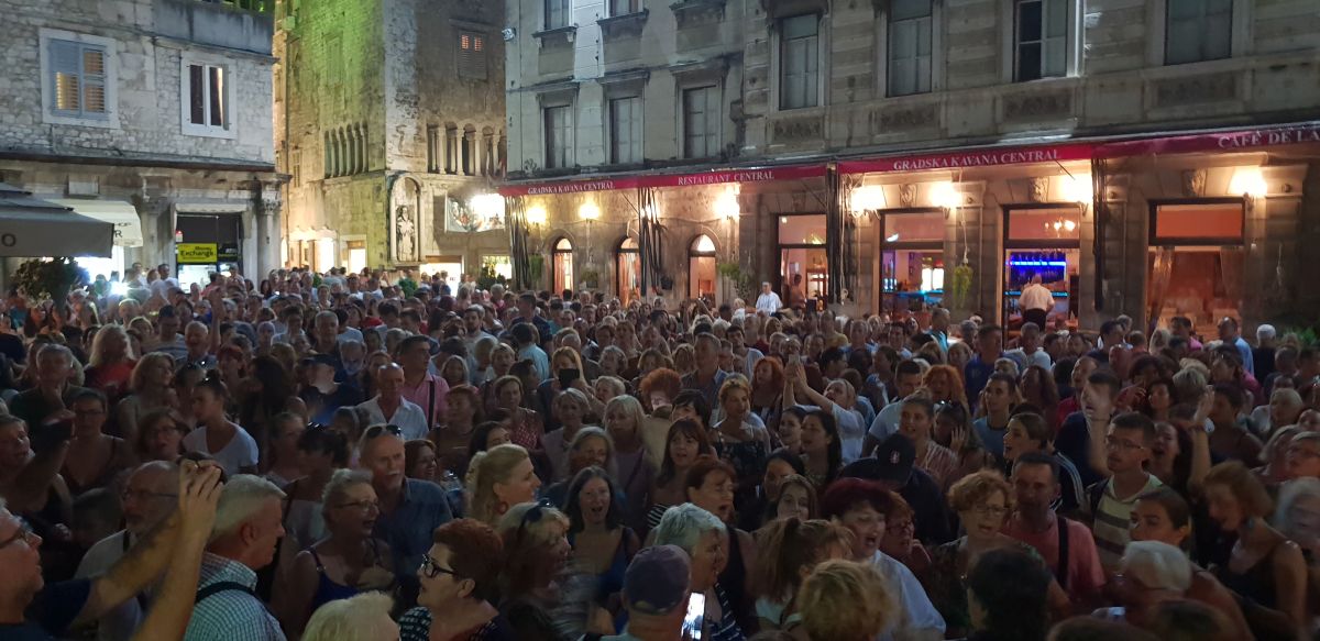 Splićani priredili dirljiv oproštaj svom Oliju i zapjevali u njegovu čast