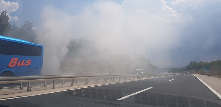 Zapalio se auto na autocesti prema Zagrebu