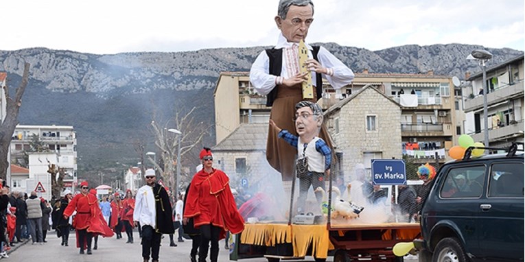 Na karnevalu kod Splita odglumili napad na zvezdaše pa spalili lutku Pupovca