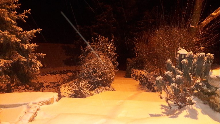Mećave u Dalmaciji, snijeg pada u Omišu, Sinju, kod Splita... Pogledajte snimke