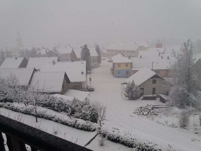 Gorski kotar i Lika već su zatrpani snijegom, ima ga i pored Zagreba