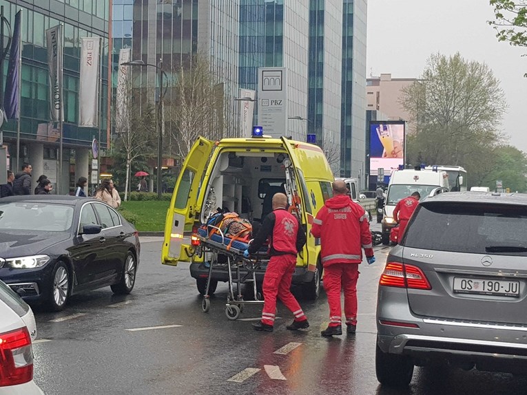Žena pretrčavala cestu u Zagrebu, udario ju je motor. Prevezena je u bolnicu