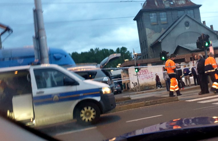 Nesreća u Zagrebu, auto ostao zgnječen između tramvaja i stupa