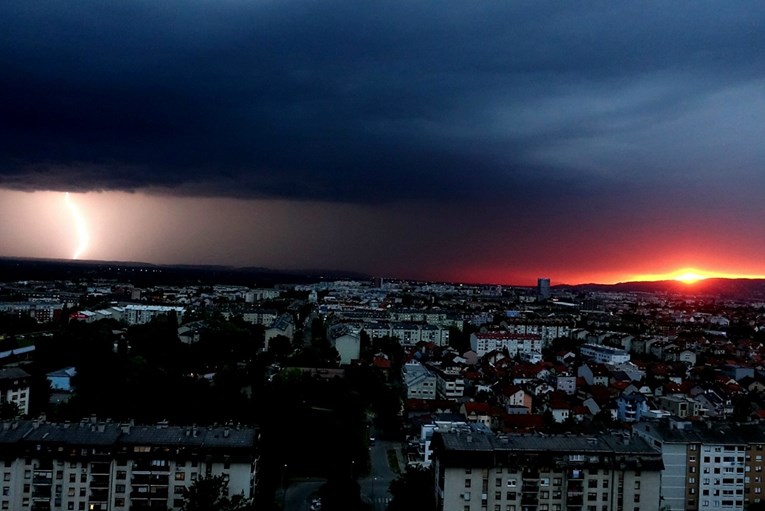 VIDEO Pogledajte nevrijeme nad Zagrebom, munje parale nebo, čule se sirene
