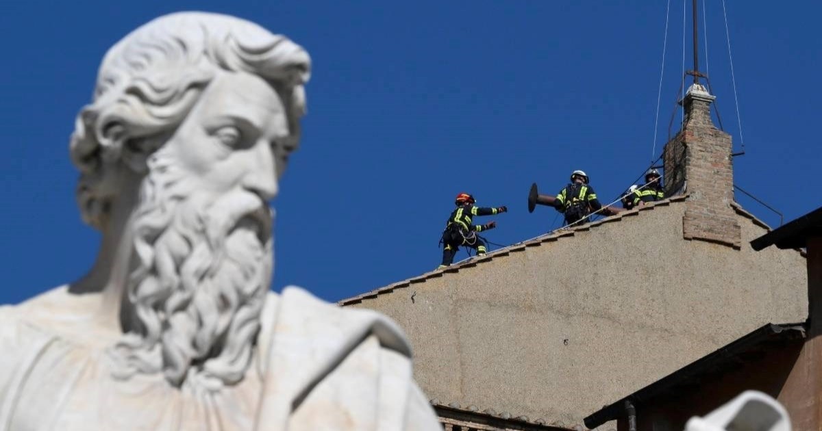 FOTO Sikstinska kapela dobila dimnjak uoči konklave