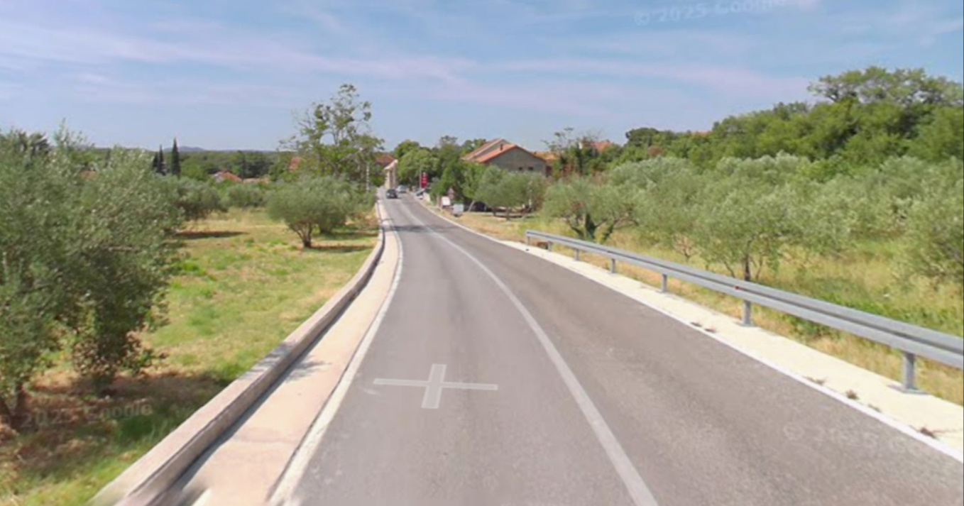 Mladić (19) teško ozlijeđen kod Šibenika. Motorom udario u ogradu