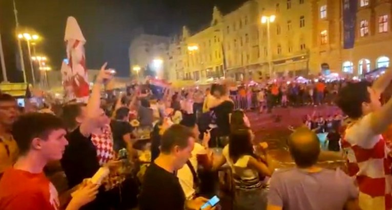 VIDEO Navijači na Trgu uglas pjevali Moja domovina nakon pobjede Hrvatske