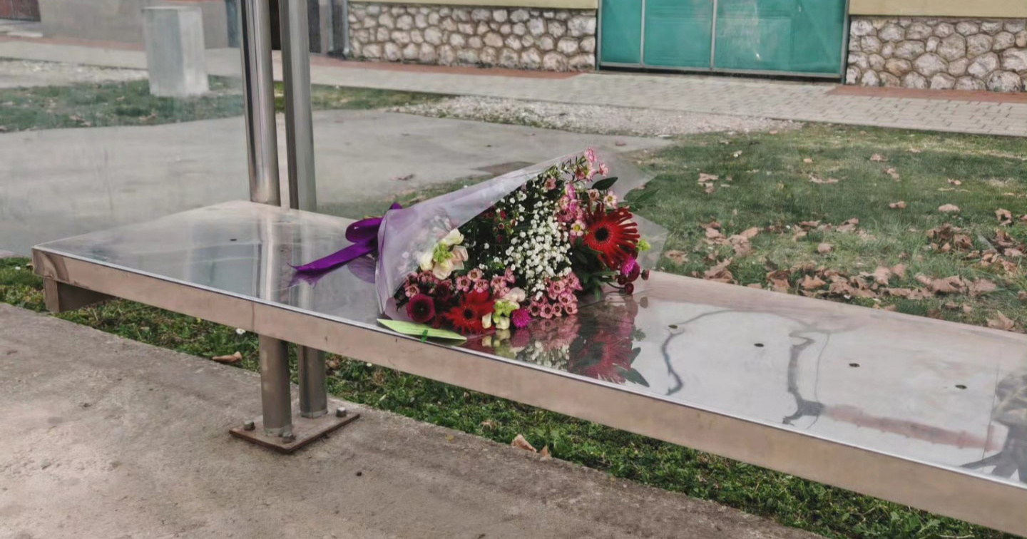 Po Slavoniji osvanuli "napušteni" buketi. Priča iza toga je dosta slatka