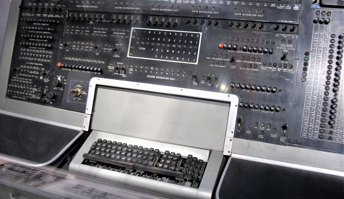 Ovo je bio prvi kompjuter u prodaji. Bio je težak 13 tona, koštao je milijune dolara