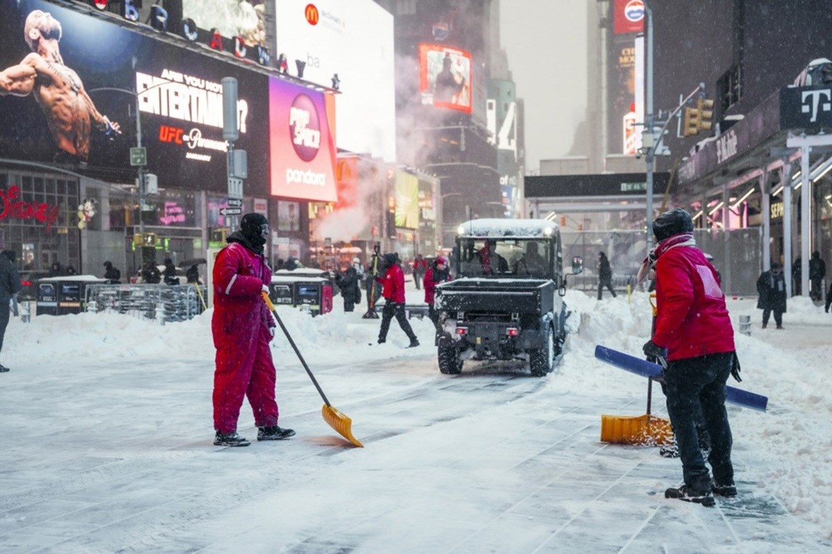 VIDEO Zimska oluja u SAD-u ne jenjava. Stotine tisuća ljudi bez struje, otkazani letovi
