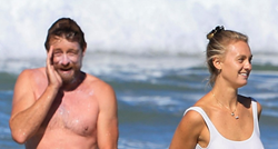Ponovno ljubi: Zvijezda serije Mentalist snimljena na plaži s mlađahnom plavušom