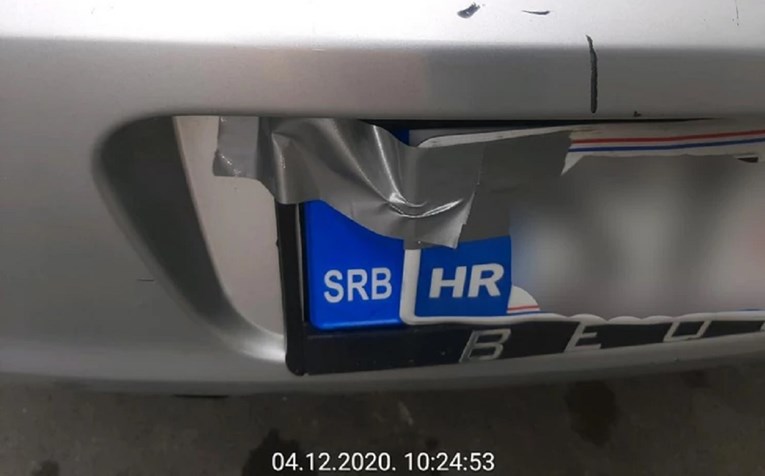 U Beogradu prelijepio hrvatsku tablicu preko srpske, tablica je s ukradenog auta