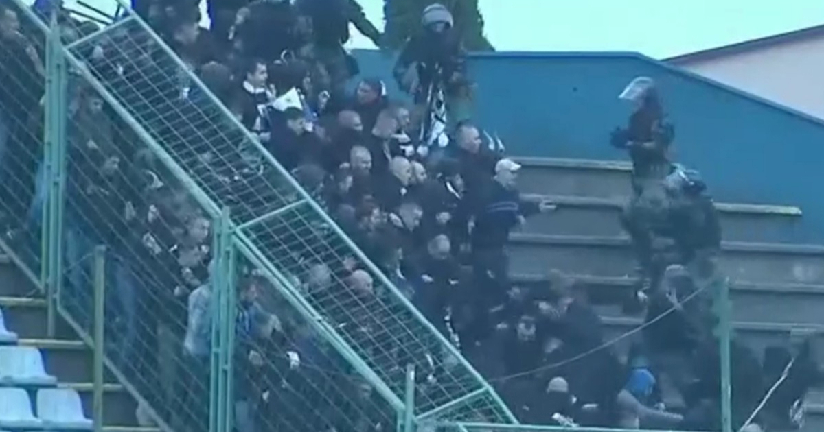 Kaos u Širokom. Pogledajte sukob policije i navijača Željezničara zbog transparenta