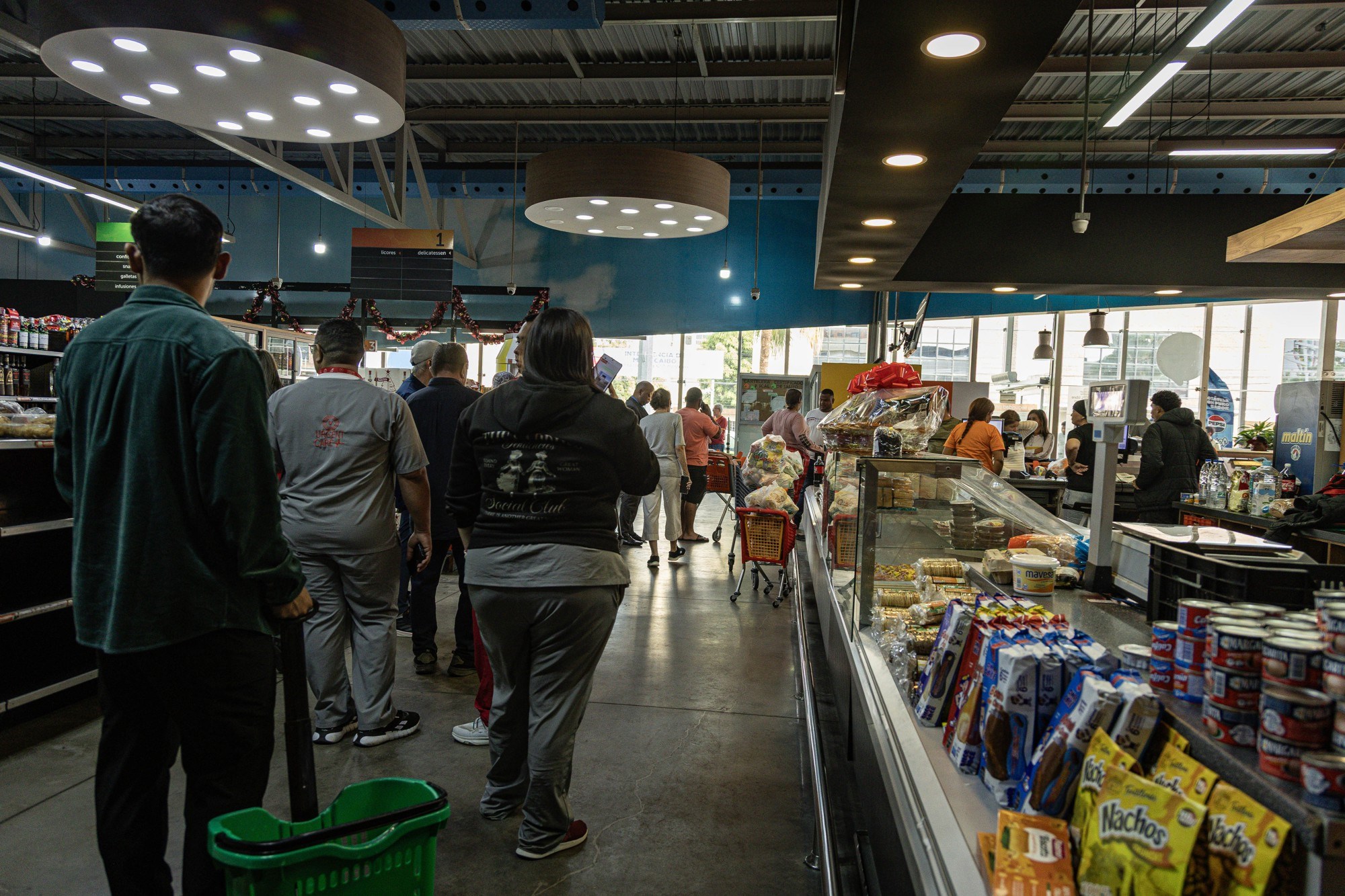 VIDEO Dugi redovi u ljekarnama i na benzinskim crpkama u Caracasu