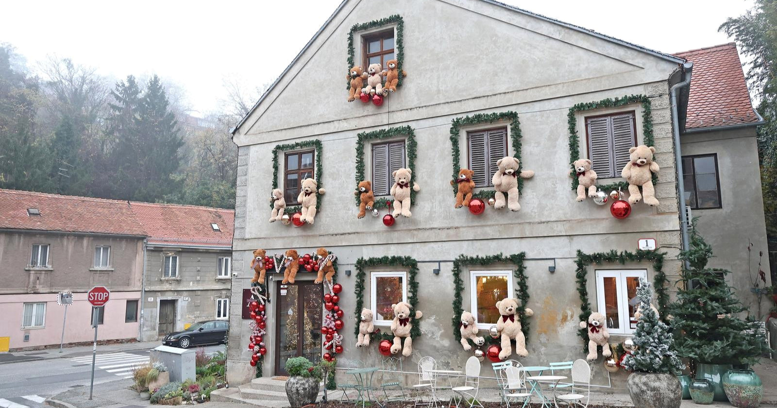 FOTO Božićni duh u Zagrebu: Ukrašeno pročelje privlači pozornost prolaznika