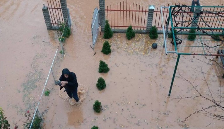 Mladić u naselju kod Sarajeva iz poplave spasio preplašenu mačku