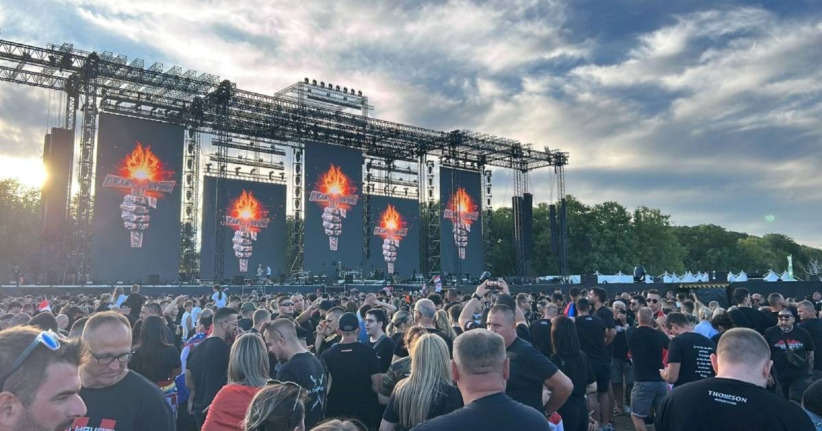 FOTO I VIDEO Puni se Hipodrom u Sinju, stvorile se gužve na ulazima