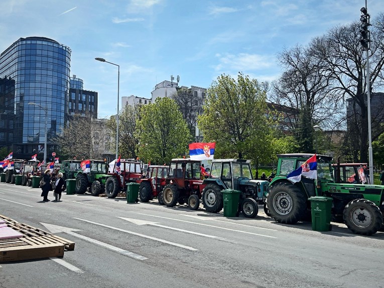Blokiran centar Beograda uoči Vučićevog skupa. Traktori, roštilj, "plaža" na cesti...