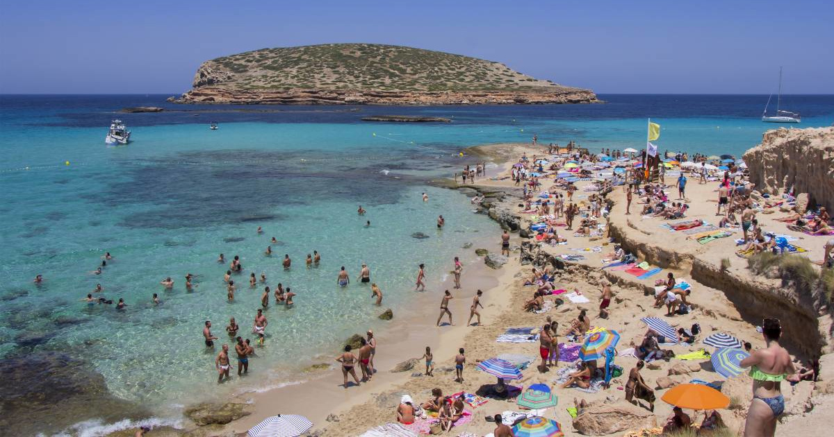 Turisti na Ibizi mogu dobiti kaznu od 750 eura zbog jedne česte navike na plaži
