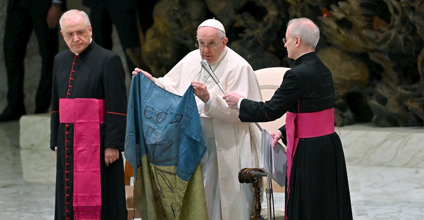 Papa podigao u zrak ukrajinsku zastavu, poslana mu je iz Buče