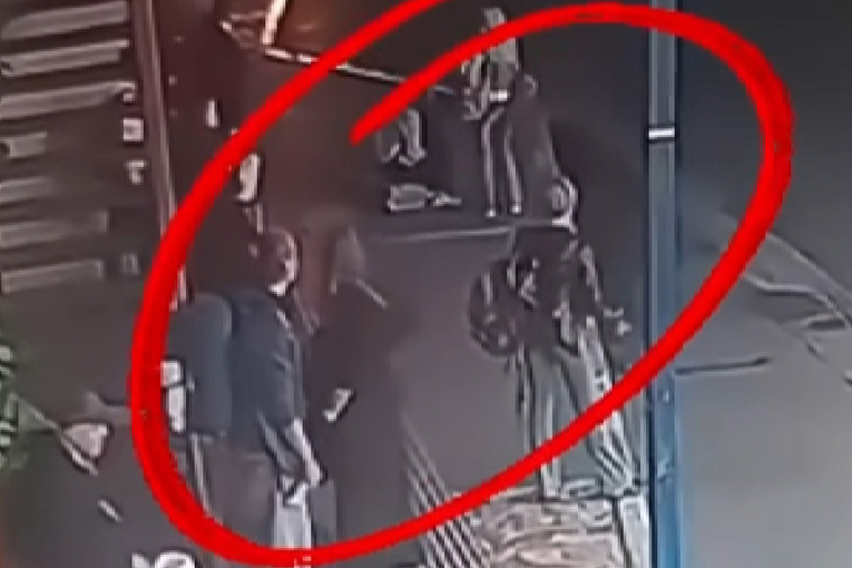 Dio staklene stijene urušio se među putnike na zagrebačkom Autobusnom kolodvoru